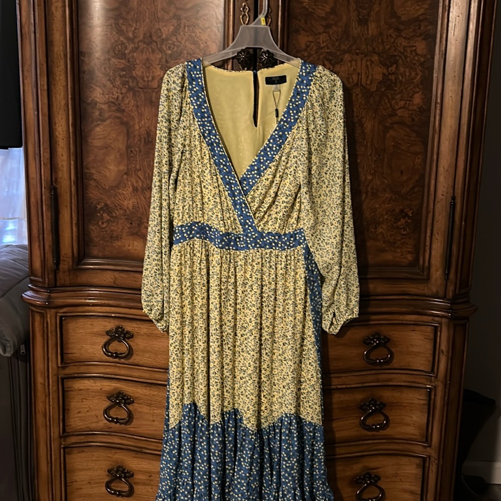 Tahari. Floral dress